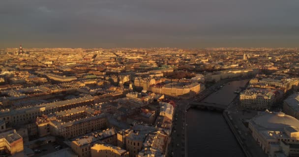 De daken van Sint-Petersburg luchtfoto drone — Stockvideo