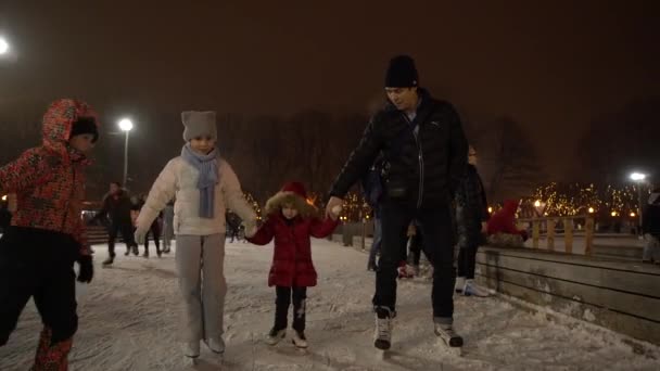 Rosja, Moskwa - 15 grudnia 2017: Dzieci jeździć Łyżwy — Wideo stockowe