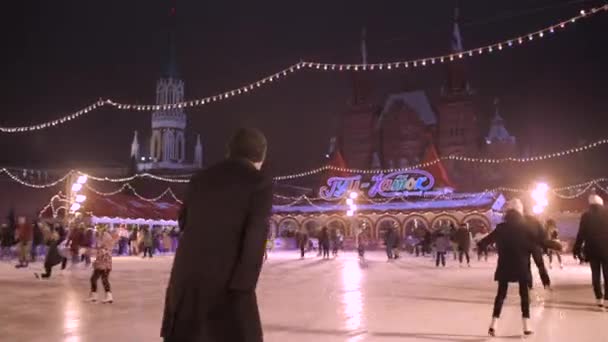 Ρωσία, Μόσχα - 15 Δεκεμβρίου 2017: Παιδιά βόλτα με παγοπέδιλα — Αρχείο Βίντεο
