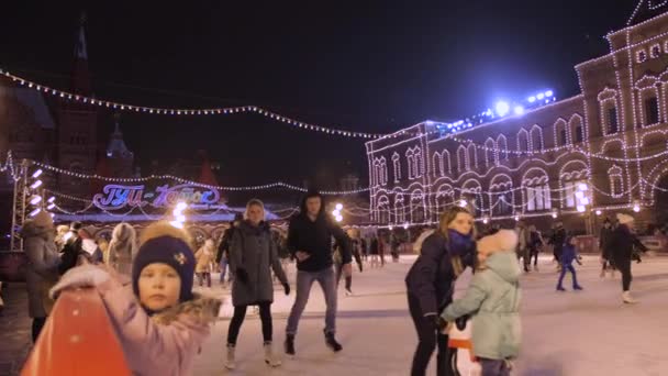 RUSSIE, MOSCOU - 15 DÉCEMBRE 2017 : Des patins pour enfants — Video