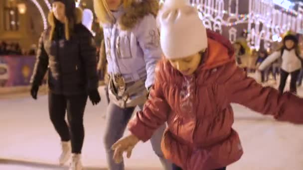 RUSSIA, MOSCOW - DECEMBER 15, 2017: Anak-anak naik skate — Stok Video
