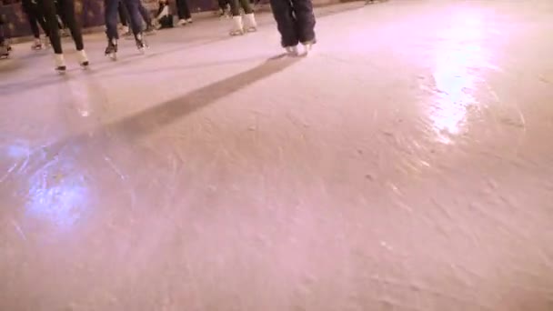 Ρωσία, Μόσχα - 15 Δεκεμβρίου 2017: Παιδιά βόλτα με παγοπέδιλα — Αρχείο Βίντεο