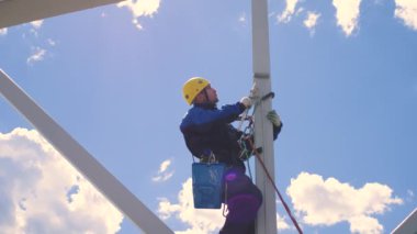 Sigortadan askıya endüstriyel bir dağcı.