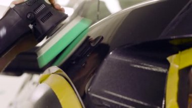 Detailer makine odasında çalışır. Parlatma