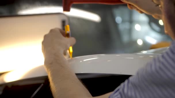 Mester javítja a kis horpadás és a kártérítést az autó. — Stock videók