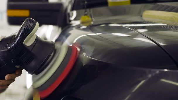 Le détaillant travaille sur la machine dans la pièce. Polissage 