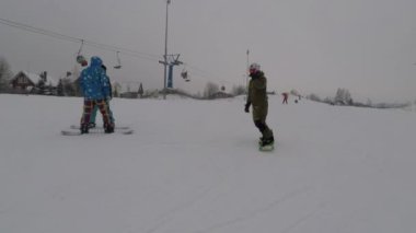 Snowboard yamaç yüksek hızda iner