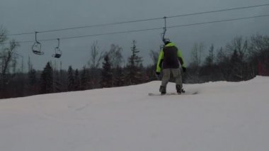 Snowboard yamaç yüksek hızda iner