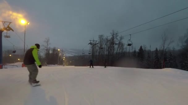 Snowboardistka klesá svah při vysoké rychlosti — Stock video