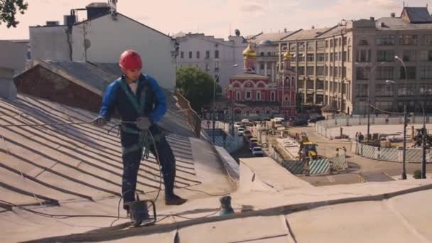 清掃と金属屋根の塗装 — ストック動画
