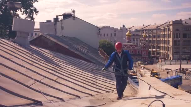 Schoonmaken en schilderen van metalen dak — Stockvideo