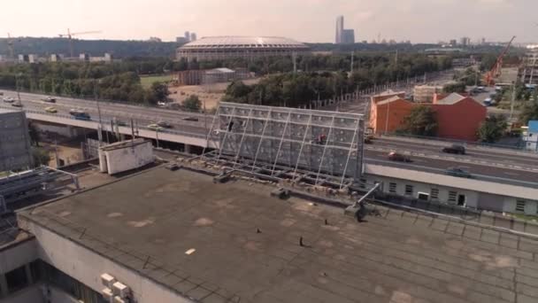 Putzen und Streichen der Fassade des Gebäudes Luftaufnahme — Stockvideo
