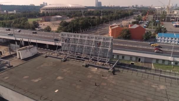 Putzen und Streichen der Fassade des Gebäudes Luftaufnahme — Stockvideo