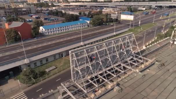 Puttying en schilderen van de gevel van het gebouw luchtfoto enquête — Stockvideo