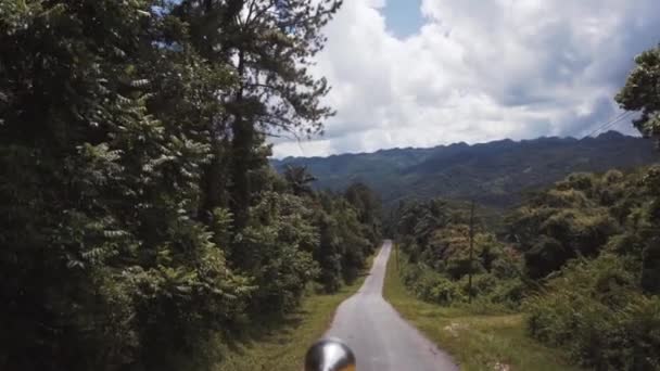 Autóval történő utazás a dzsungelen keresztül — Stock videók
