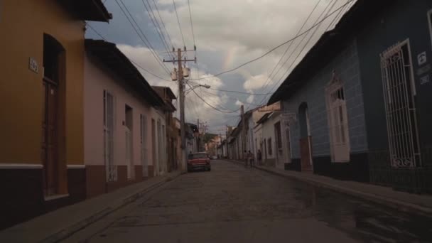 Cuba, Trinidad stadstour. De oude straten, het centrale plein, de burgers. Leven door de ogen van een toerist in Trinidad. — Stockvideo