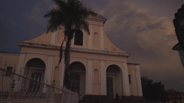 Kuba, Trinidad városnézés. A régi utcák, a város főtere, a polgárok. Élet egy turista Trinidad szemével. — Stock videók