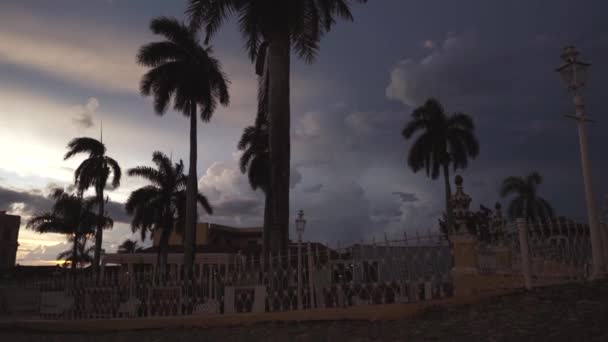 Küba, Trinidad şehir turu. Eski sokaklar, ana kare, vatandaşlar. Hayat bir turist Trinidad gözüyle. — Stok video