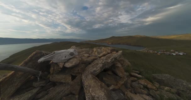 Baykal Gölü. Olkhon Adası, Hujir Köyü, Şamanka Kayası. Zamanlamalar — Stok video