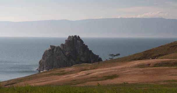 Het Baikalmeer. Olkhon Island, Hujir Village, Shamanka Rock. Termijnen — Stockvideo