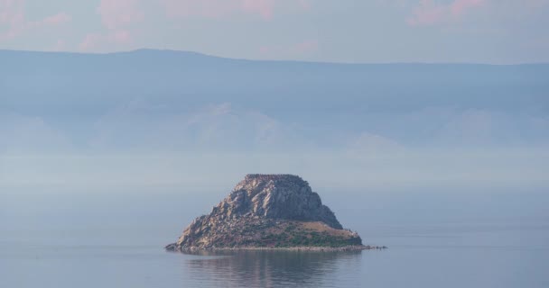 バイカル湖だオルホン島、ユジール村、シャマンカ岩。タイムラプス — ストック動画