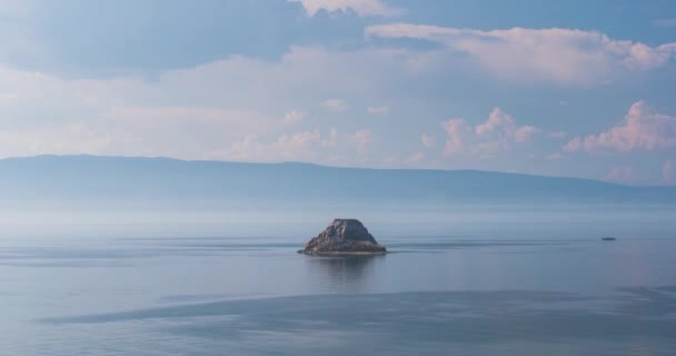 Lac Baikal. Olkhon Island, Hujir Village, Shamanka Rock. Délais 