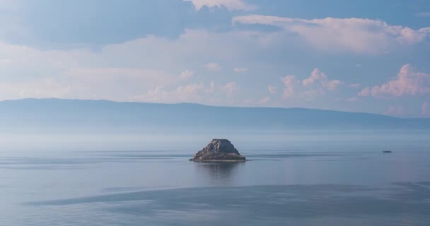 Baykal Gölü. Olkhon Adası, Hujir Köyü, Şamanka Kayası. Zamanlamalar — Stok video