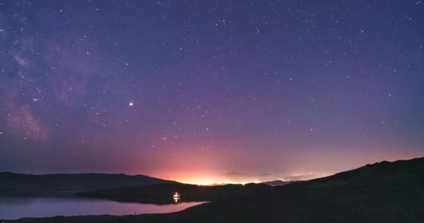 Olkhon adasında yıldızlı bir gece. Olkhon adası, Baykal Gölü, Irkutsk bölgesi, Rusya. Zamanlamalar — Stok video