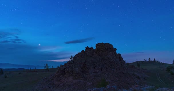 Gwiaździsta noc nad wyspą Olkhon. Wyspa Olkhon, Bajkał, obwód irkucki, Rosja. Terminy — Wideo stockowe