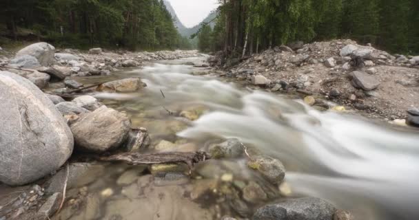 Arshan Mountain River Víz a hegyi folyóban, mint a hab, hosszú expozíció. Időintervallum. — Stock videók