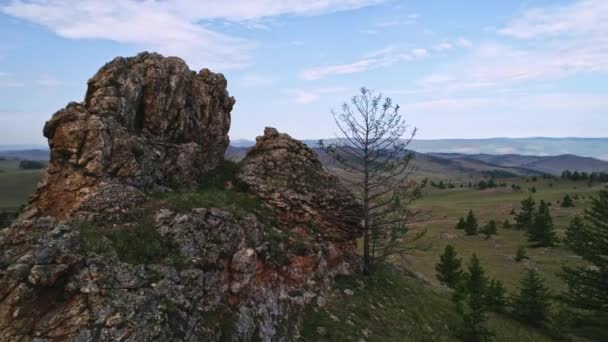 Espíritus del valle de Baikal, estepa de Tazherán, acantilados de piedra en la carretera. Verano aéreo — Vídeo de stock