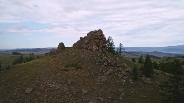 Bajkál-völgyi szellemek, Tazherai sztyeppe, kősziklák az úton. Légi nyár — Stock videók