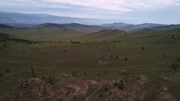 Espíritus del valle de Baikal, estepa de Tazherán, acantilados de piedra en la carretera. Verano aéreo — Vídeo de stock