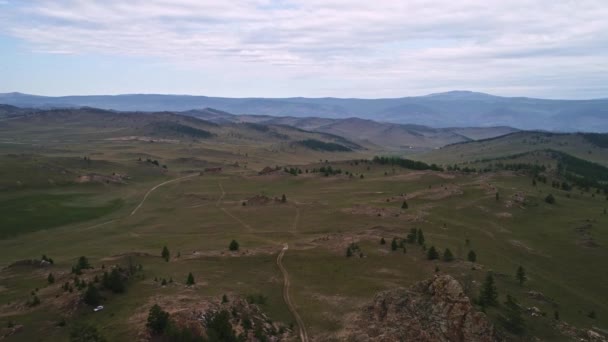 Baikal Valley geesten, Tazheran steppe, stenen kliffen op de weg. Luchtfoto zomer — Stockvideo