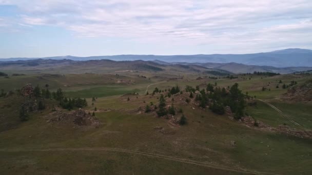 Bajkál-völgyi szellemek, Tazherai sztyeppe, kősziklák az úton. Légi nyár — Stock videók