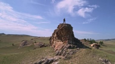 Baykal Vadisi ruhları, Tazheran bozkırları, yoldaki kayalıklar. Hava Yazı