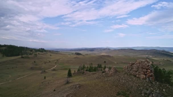 Духи Байкальской долины, Тажеранская степь, каменные скалы на дороге. Воздушное лето — стоковое видео