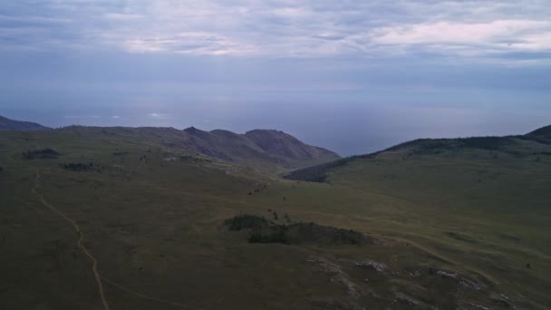 Bajkál-völgyi szellemek, Tazherai sztyeppe, kősziklák az úton. Légi nyár — Stock videók