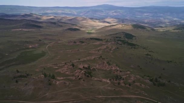 Espíritos do Vale do Baikal, estepe de Tazheran, penhascos de pedra na estrada. Verão aéreo — Vídeo de Stock