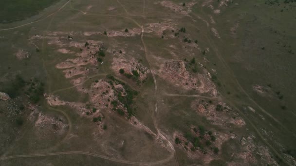 Espíritos do Vale do Baikal, estepe de Tazheran, penhascos de pedra na estrada. Verão aéreo — Vídeo de Stock