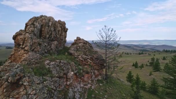 Baikal Valley geesten, Tazheran steppe, stenen kliffen op de weg. Luchtfoto zomer — Stockvideo
