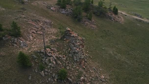 Baikal Valley geesten, Tazheran steppe, stenen kliffen op de weg. Luchtfoto zomer — Stockvideo