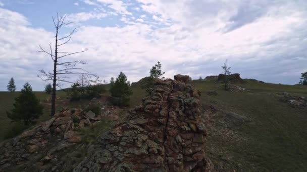 Spiritueux de Baikal Valley, steppe de Tazheran, falaises de pierre sur la route. Été aérien 