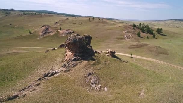 Духи Байкальской долины, Тажеранская степь, каменные скалы на дороге. Воздушное лето — стоковое видео