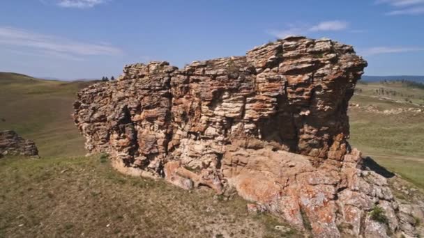 Spiriti della Baikal Valley, steppa di Tazheran, scogliere di pietra sulla strada. Estate aerea — Video Stock