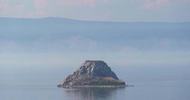 Isla en el lago Baikal — Vídeo de stock