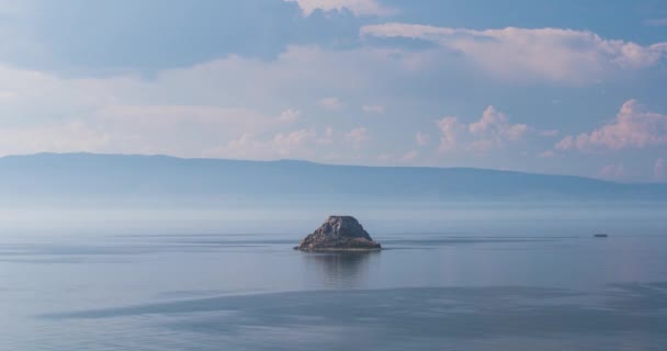 Νησί στη λίμνη Βαϊκάλη — Αρχείο Βίντεο