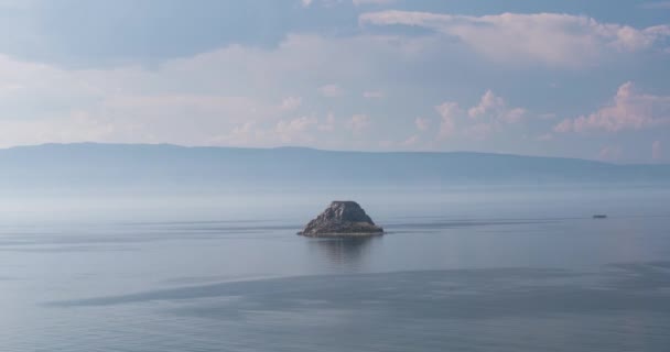 Νησί στη λίμνη Βαϊκάλη — Αρχείο Βίντεο