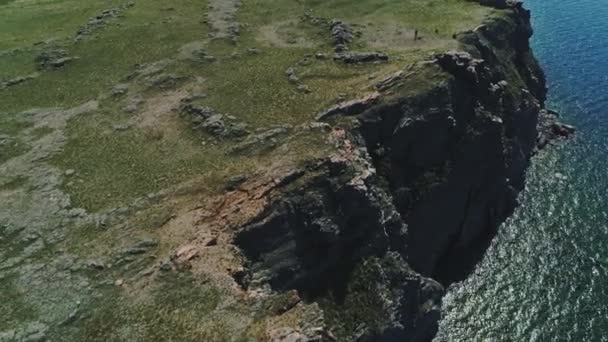 Orillas rocosas de la isla de Olkhon — Vídeo de stock