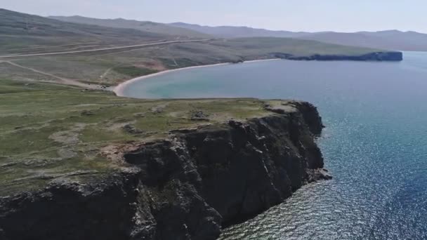 Costa rochosa da Ilha Olkhon — Vídeo de Stock